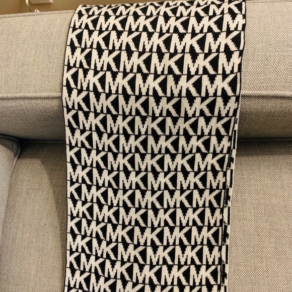 Michael Kors Infiniti Scarf - Picture 3 of 5